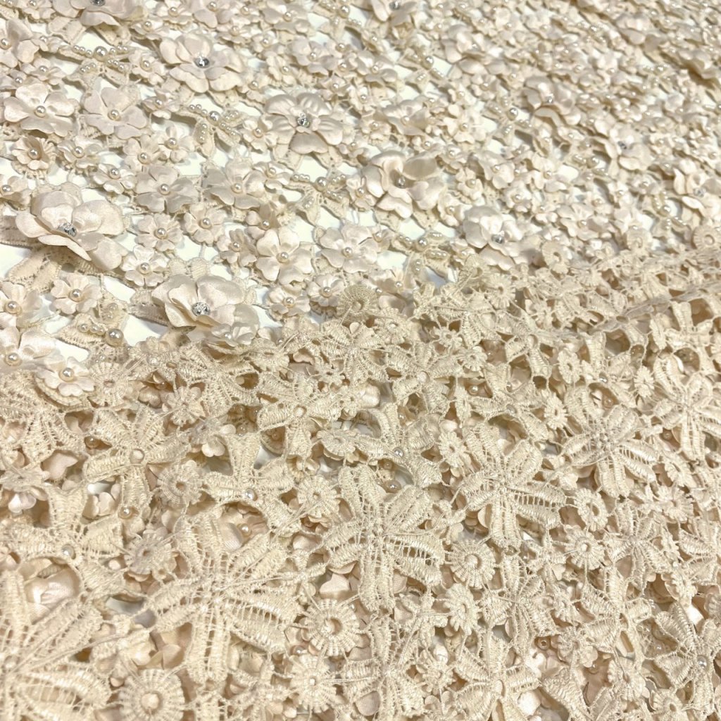 Объемное кружево в оттенке беж
